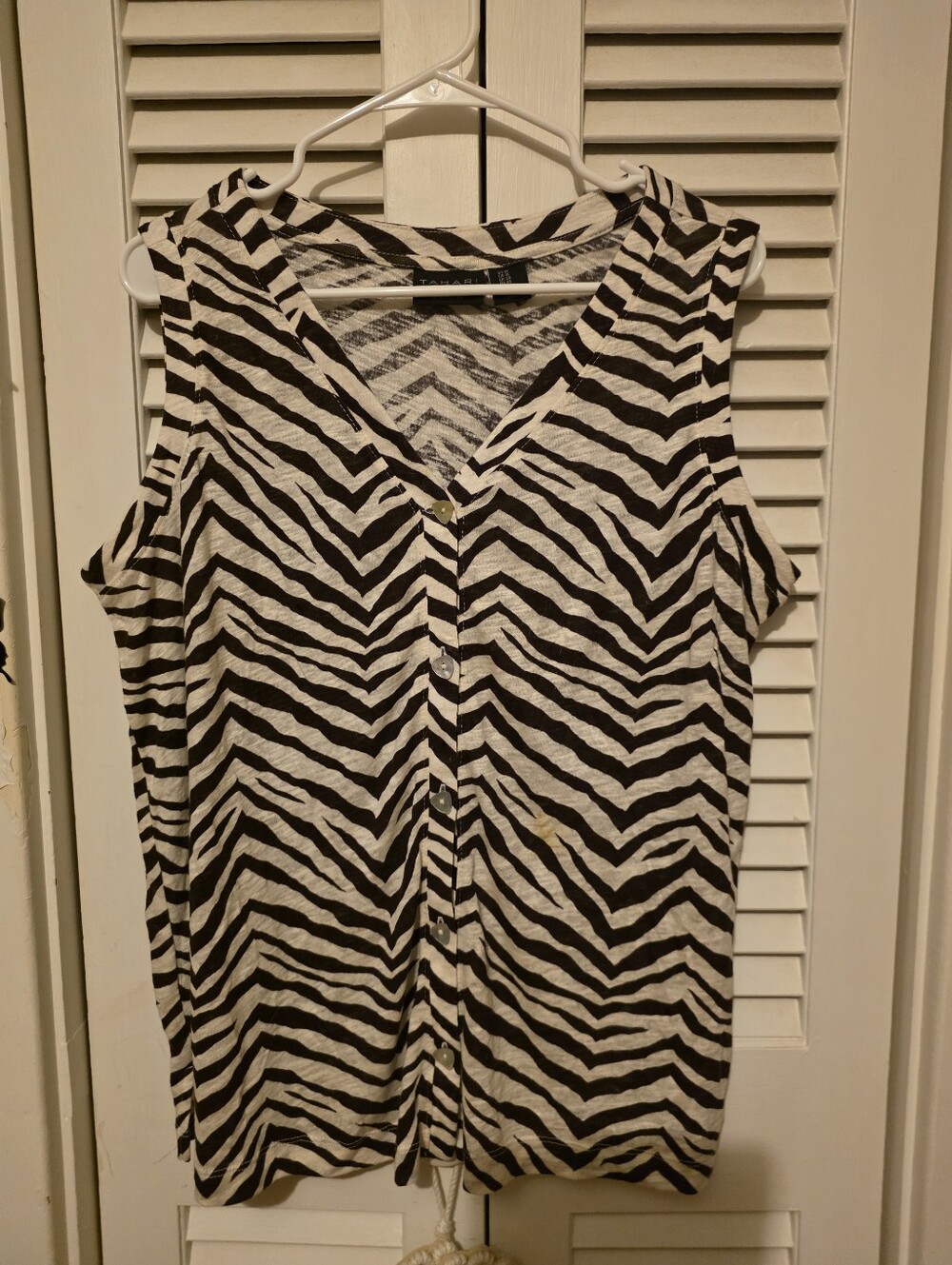 Tahari Black & White Zebra Print Sleeveless Button Front Blouse